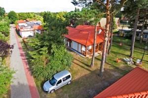parking w odrodku wypoczynkowym bungalowy